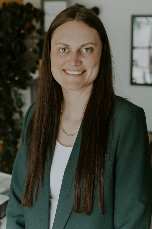 headshotsainsley bennett web cropped